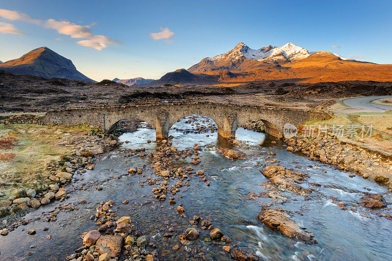 日出的黑库林山Sgurr南Gillean, Glen Sligachan，斯凯岛，苏格兰